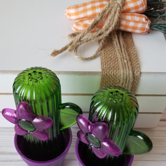Pair Salt and Pepper Shakers Novelty Cactus New - Picture 4 of 6